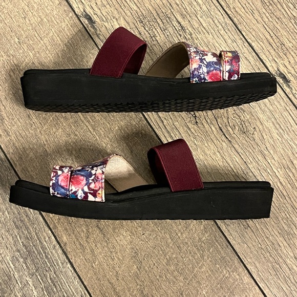 Nearly New Muk Luks Sandals - Picture 8 of 10